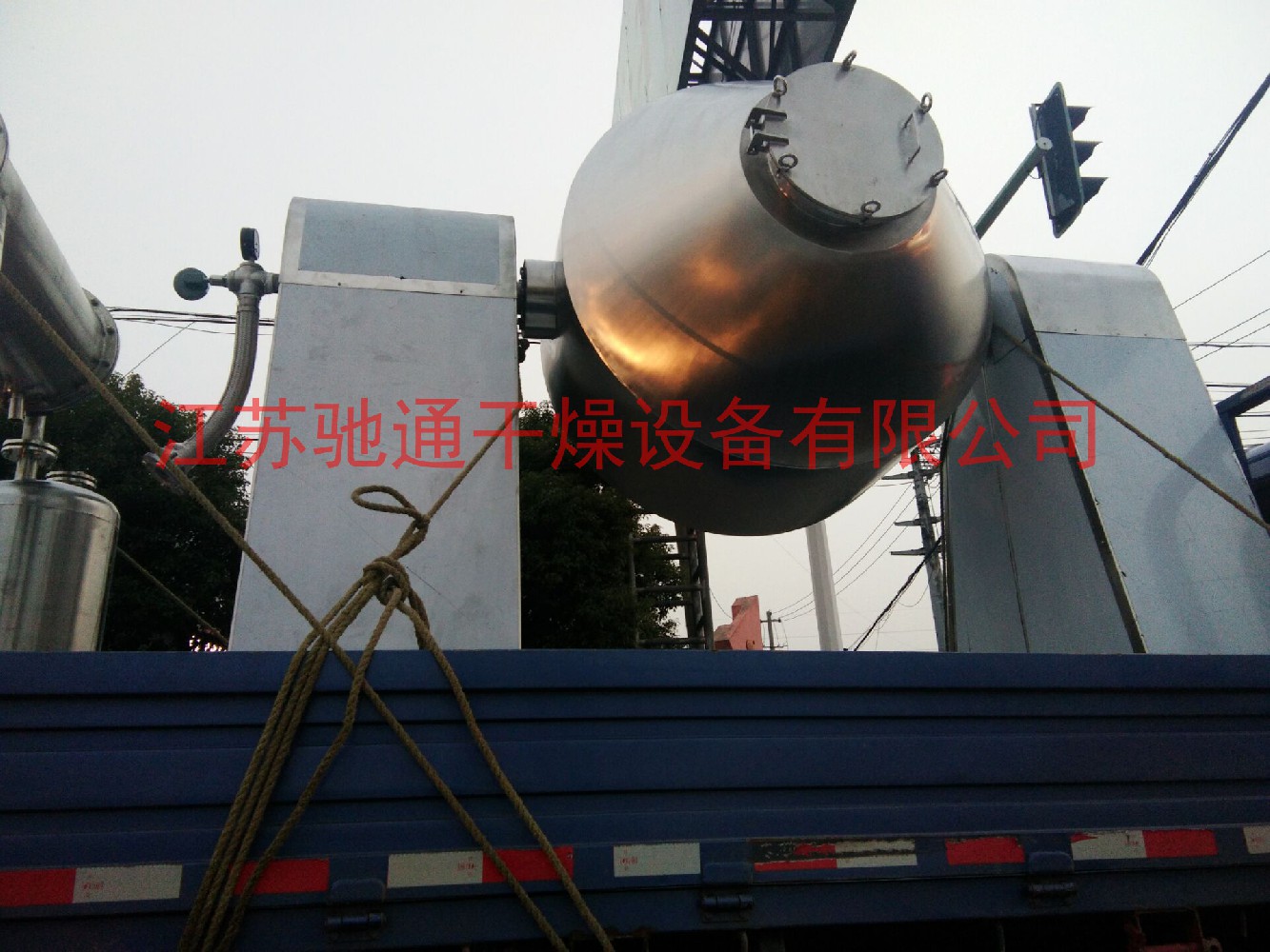 正大集团订购双锥回转真空干燥机装车发货